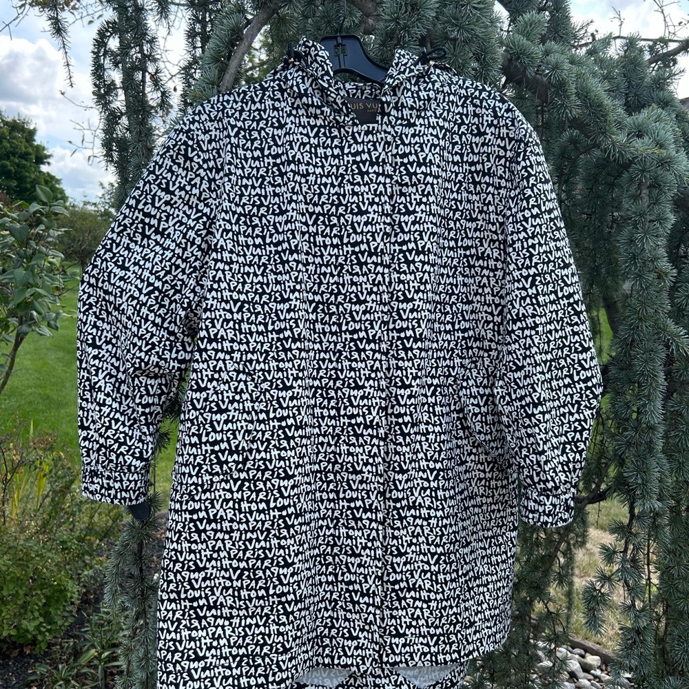 Louis Vuitton Black and White Jacket, cape. Size 40/S